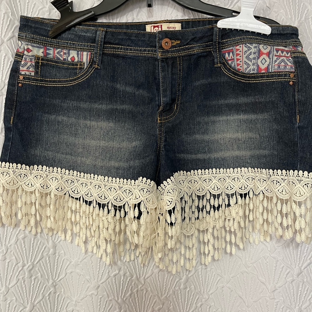L.E.I. Lace fringe shorts